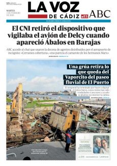 UNA GRÚA RETIRA LO QUE QUEDA DEL VAPORCITO DEL PASEO FLUVIAL DE EL PUERTO